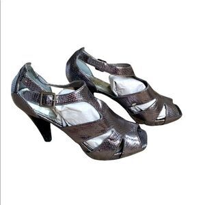 BCBG Paris Carly Women’s 8.5 B/38.5Heels Gray Silver Sandals Leather Sna…